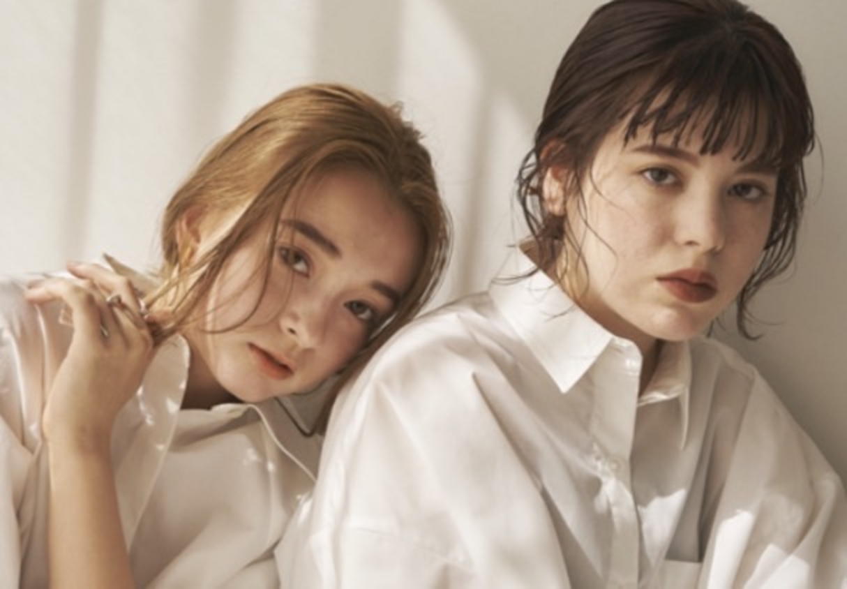 アンダーバープラスヘアオイルを使用した女性二人