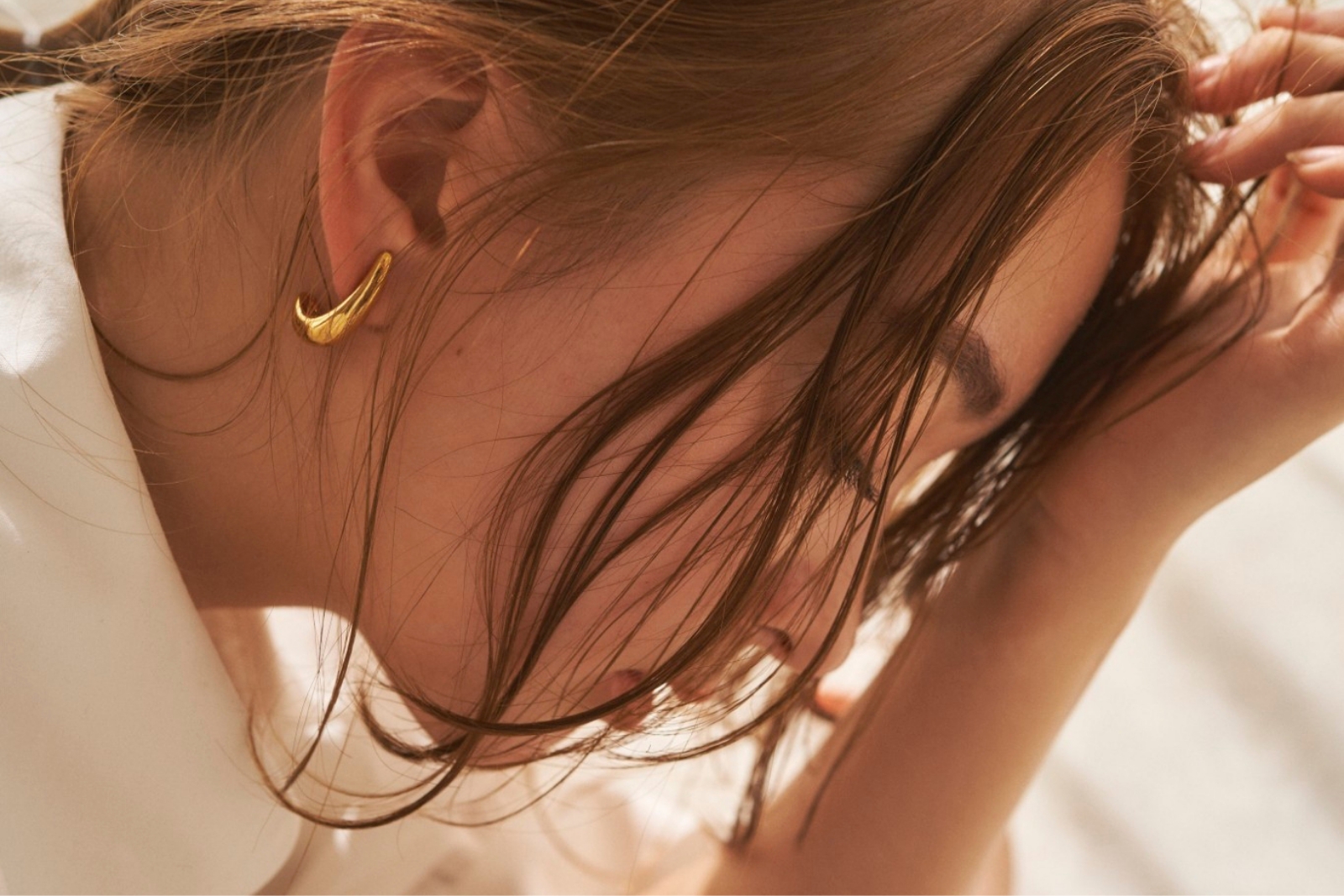 まとめ髪もセミウェットなカールで上品にスタイル1