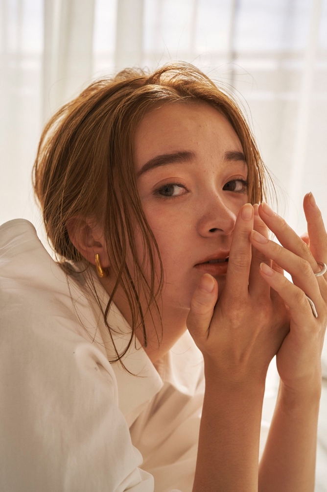 まとめ髪もセミウェットなカールで上品にスタイル2