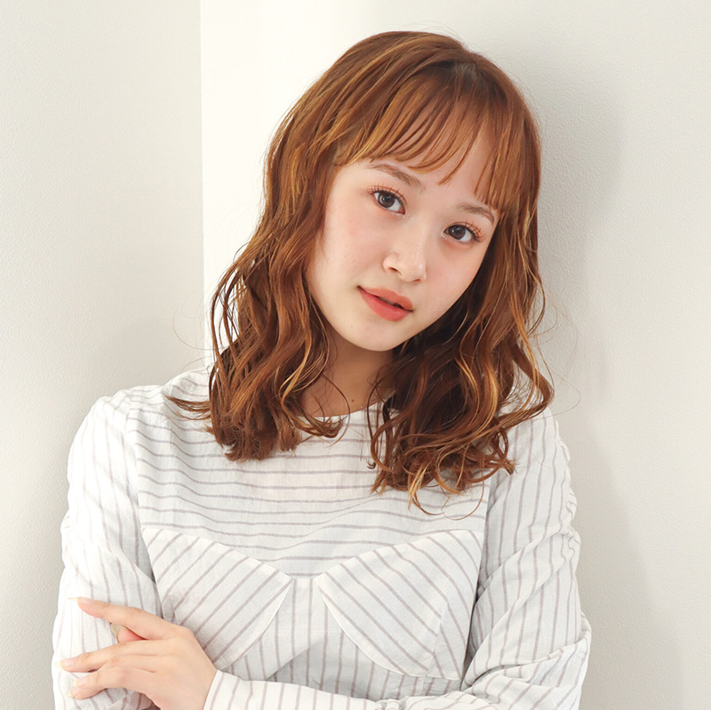 前髪にもワンカールのパーマをかけ、ナチュラルな雰囲気とかわいらしさを演出します